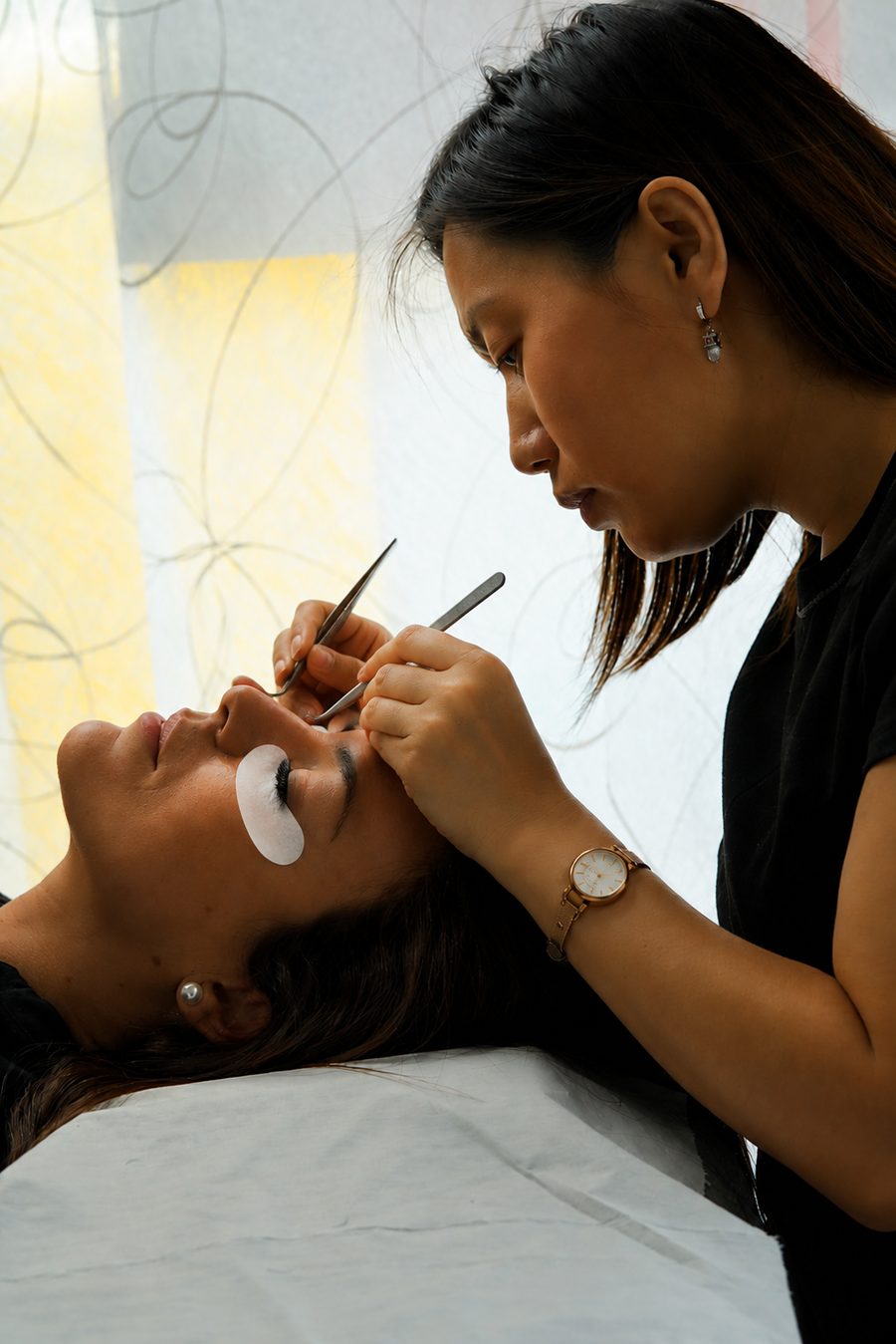 Oko en cabine, pose d’extensions de cils