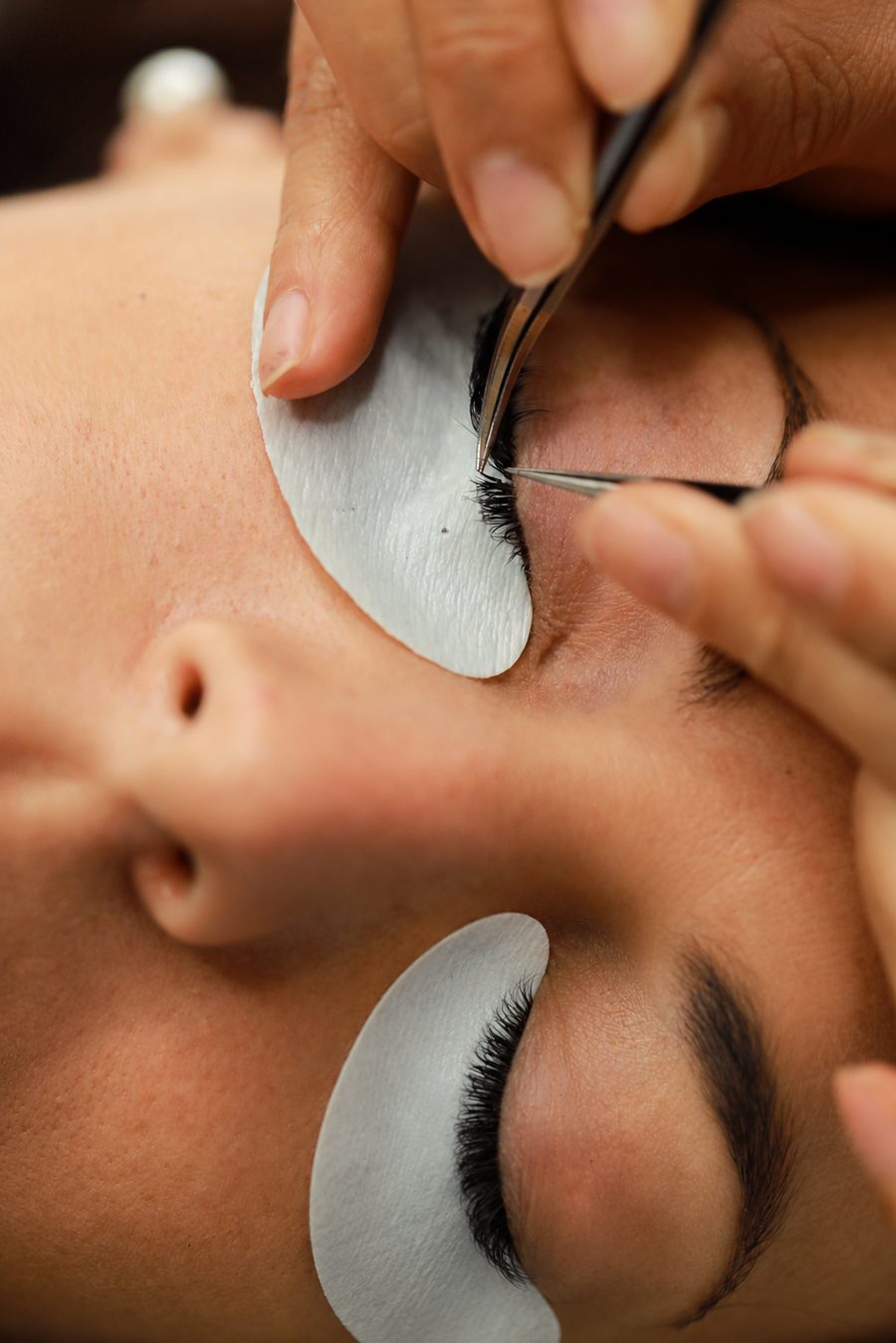 Pose d'extensions de cils, cabine Cils et Beauté by Oko